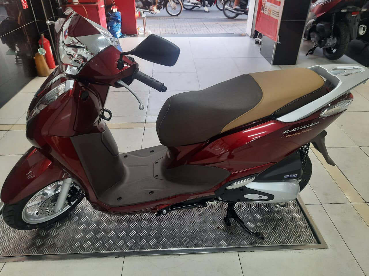 1690857324_vqftofjdx2sscnxy_1690862747-phpo48yug review-chi-tiet-xe-lead-cao-cap