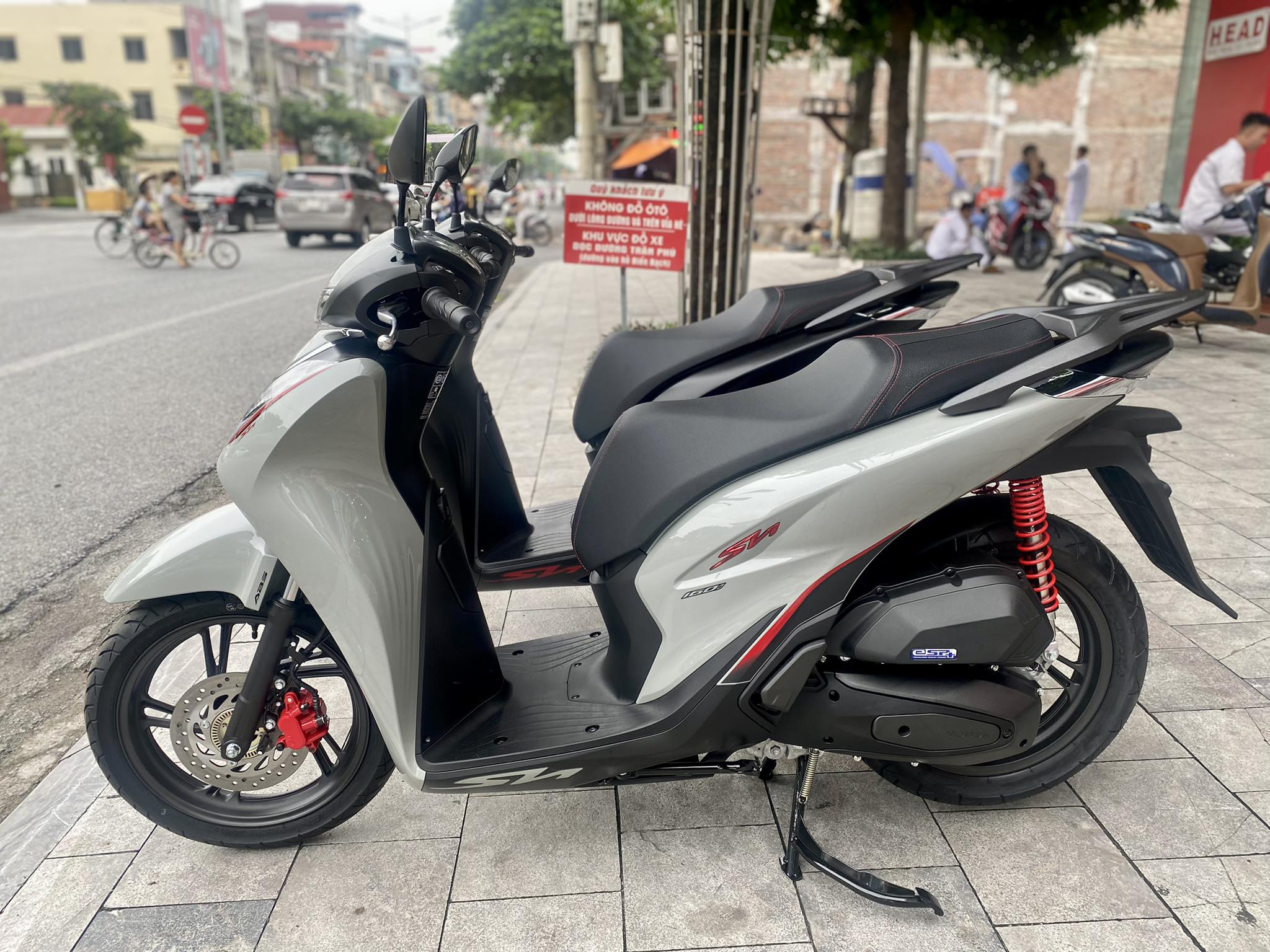 1691976230_ycunvtfrhoojdziq_1691980924-phpqxyxnq review-chi-tiet-honda-sh125-2024-the-thao