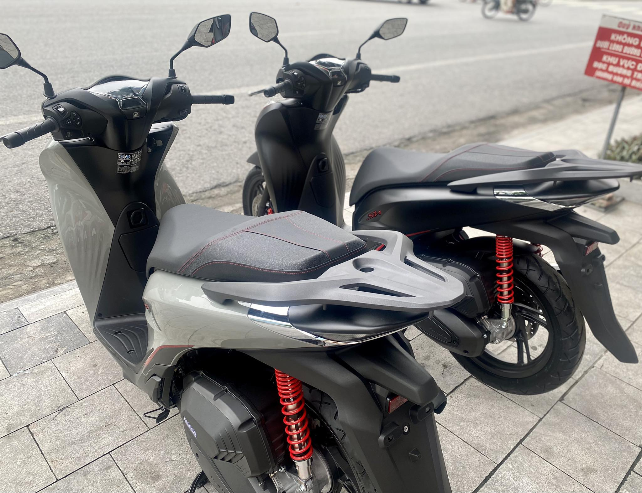 1691977626_zxfsncbknts9loo5_1691979701-phpngyqro review-chi-tiet-sh125-2024-dac-biet