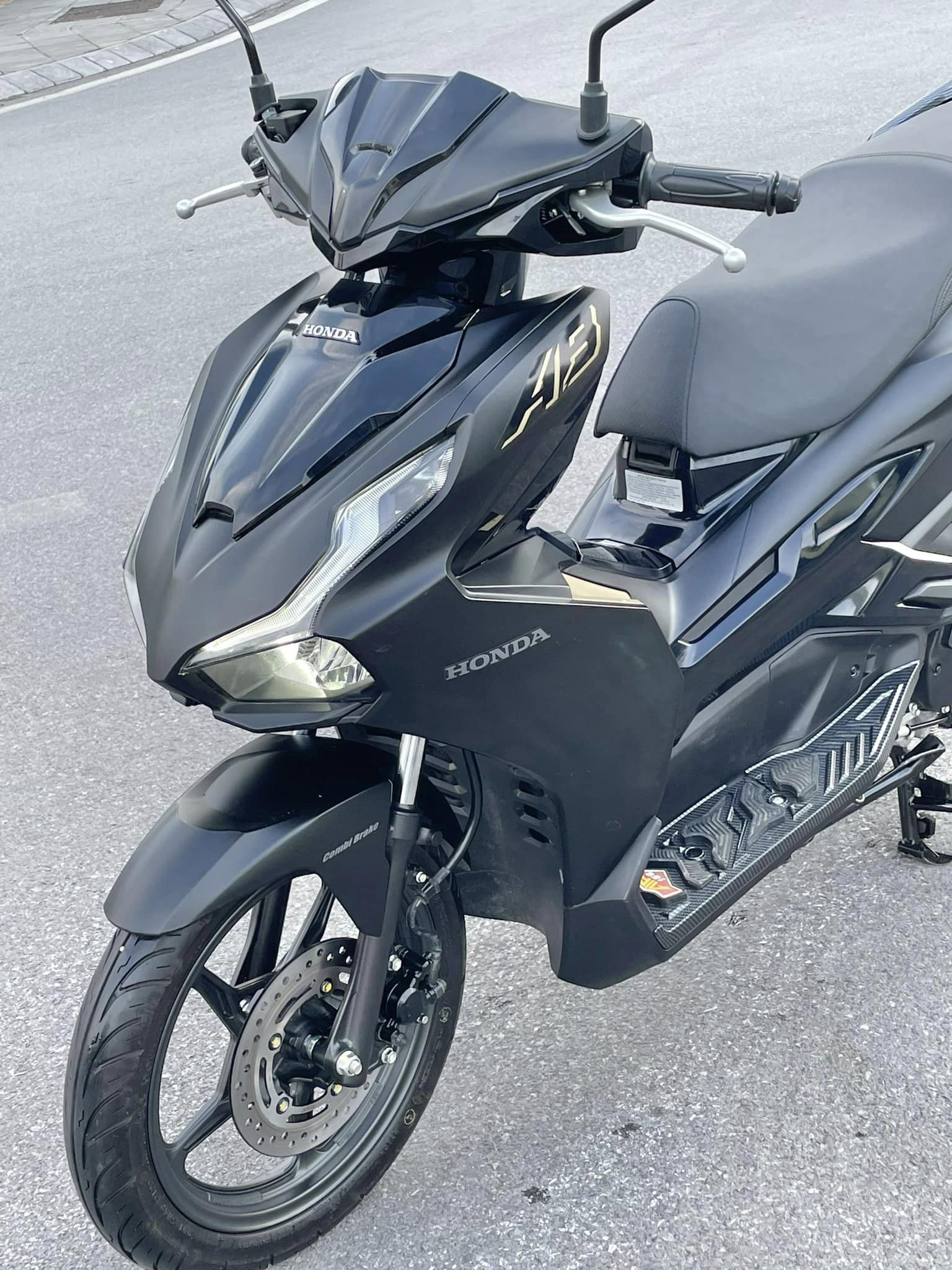 1696322748_thkpygcqzi7dyzs3_1696330703-phphvq0hw honda-air-blade-125-dac-biet