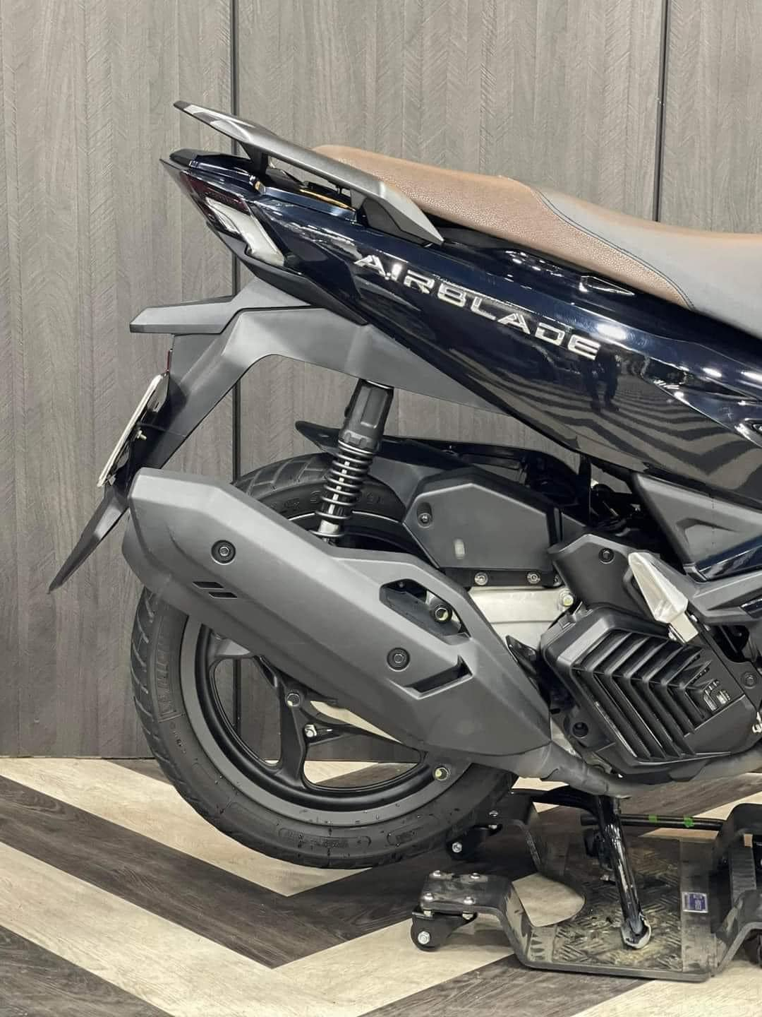 1696410233_jnje5tgdalcf4xa6_1696411653-phpuzq2ne review-chi-tiet-xe-honda-air-blade-160-tieu-chuan