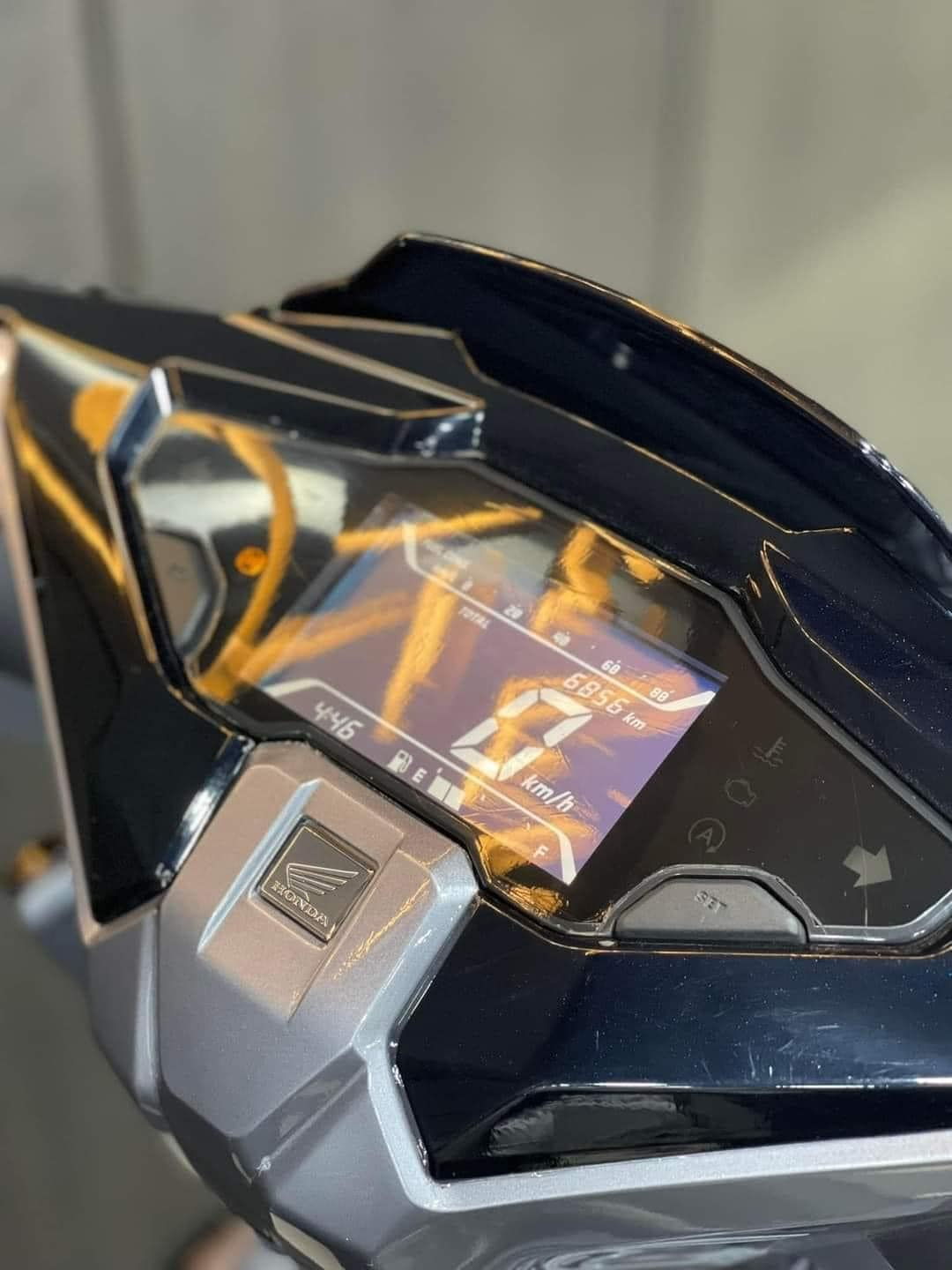 1696410271_emjypawo17ixgtrx_1696410544-phpvqulpm review-chi-tiet-xe-honda-air-blade-160-tieu-chuan