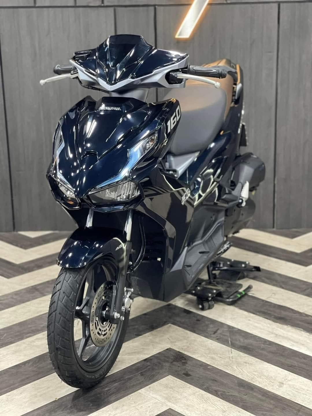 1696410365_0ifkj4pkxosbgpnt_1696411338-phpmhvox4 review-chi-tiet-xe-honda-air-blade-160-tieu-chuan