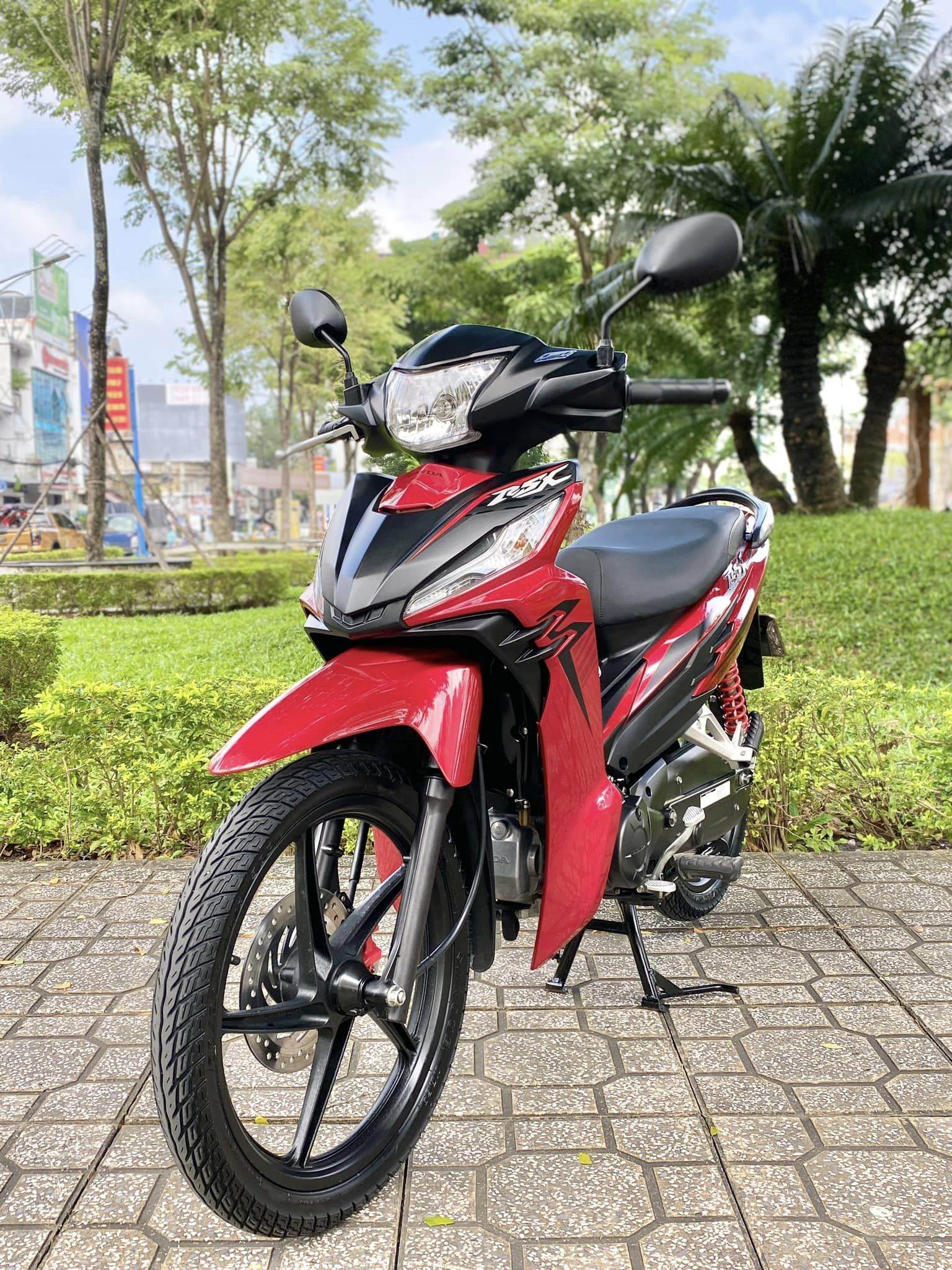 1700815297_ntyxu0nkbv5mhsx2_1700818990-php7ctz4v review-chi-tiet-xe-honda-wave-rsx-2024-the-thao