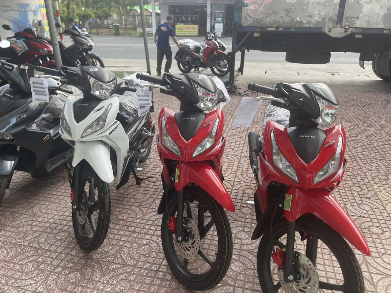 1701682706_4cvqbziatin3jg5m_1701686865-php4lio1c mau-sac-xe-rsx-2024