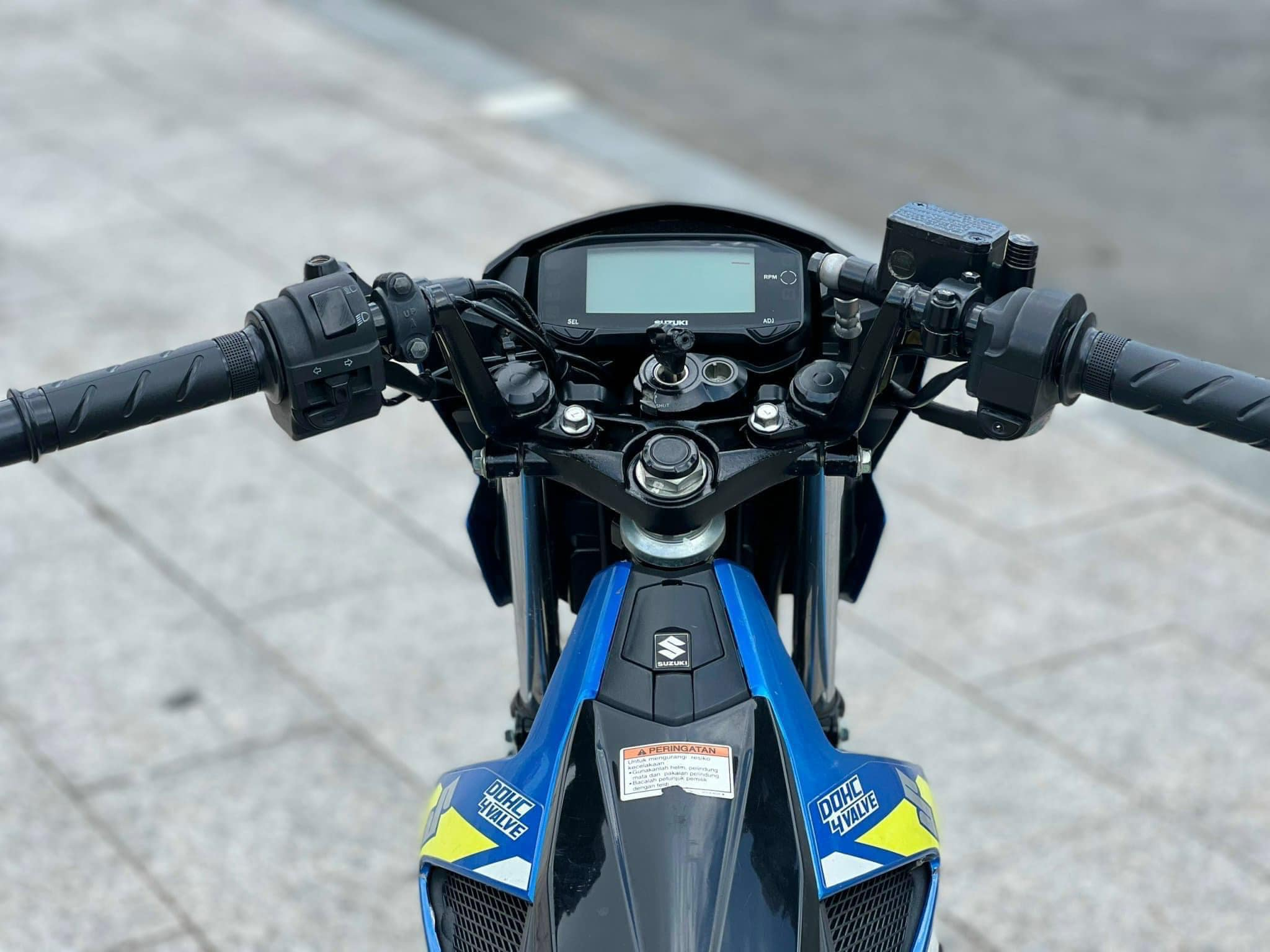 1701748326_s0tnxidfscymtqor_1701748409-phpltuyrv review-chi-tiet-xanh-den-bac