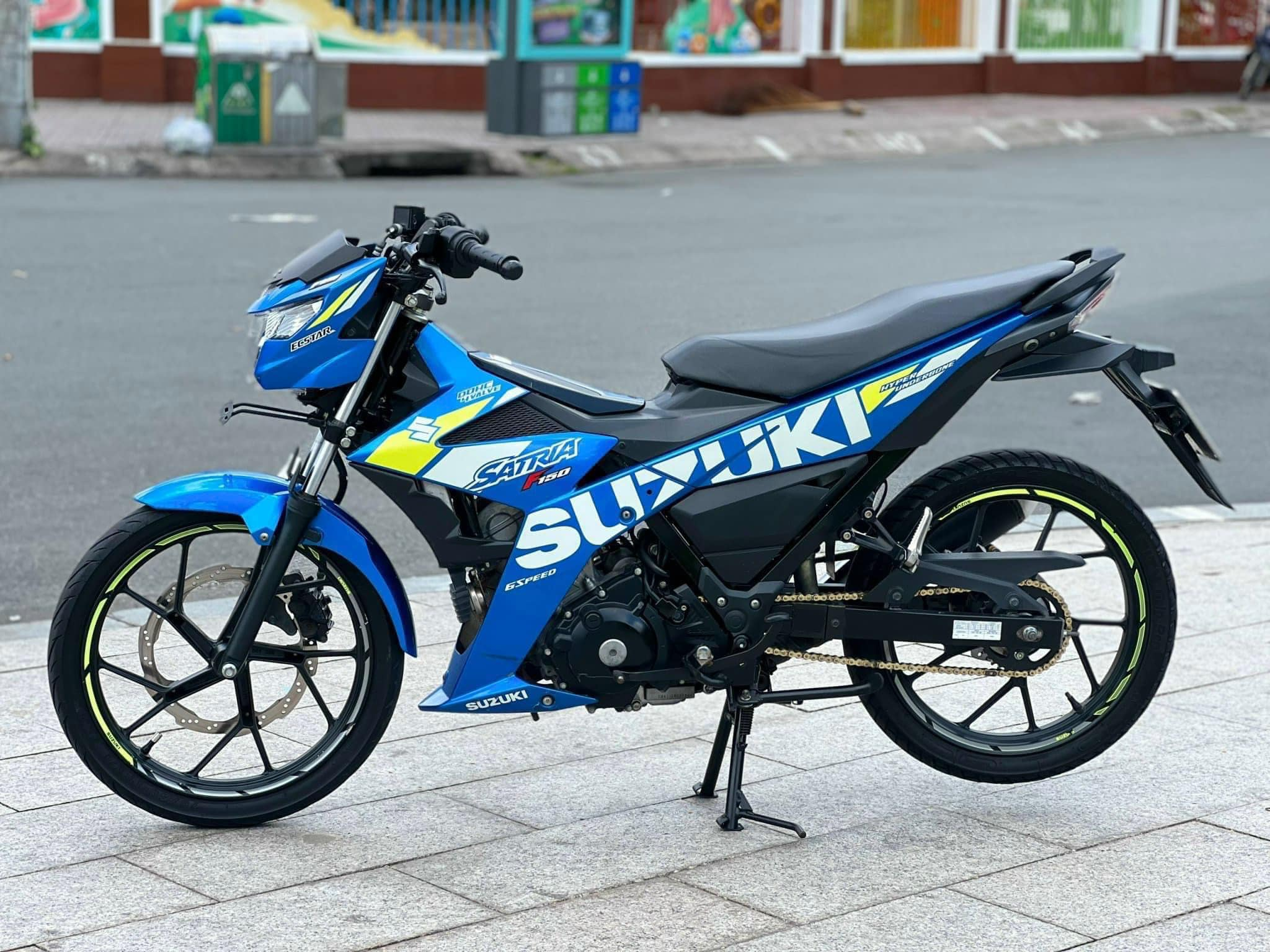 1701748360_fwsdamp9c0k7gxmc_1701750732-phplpsljd review-chi-tiet-xanh-den-bac