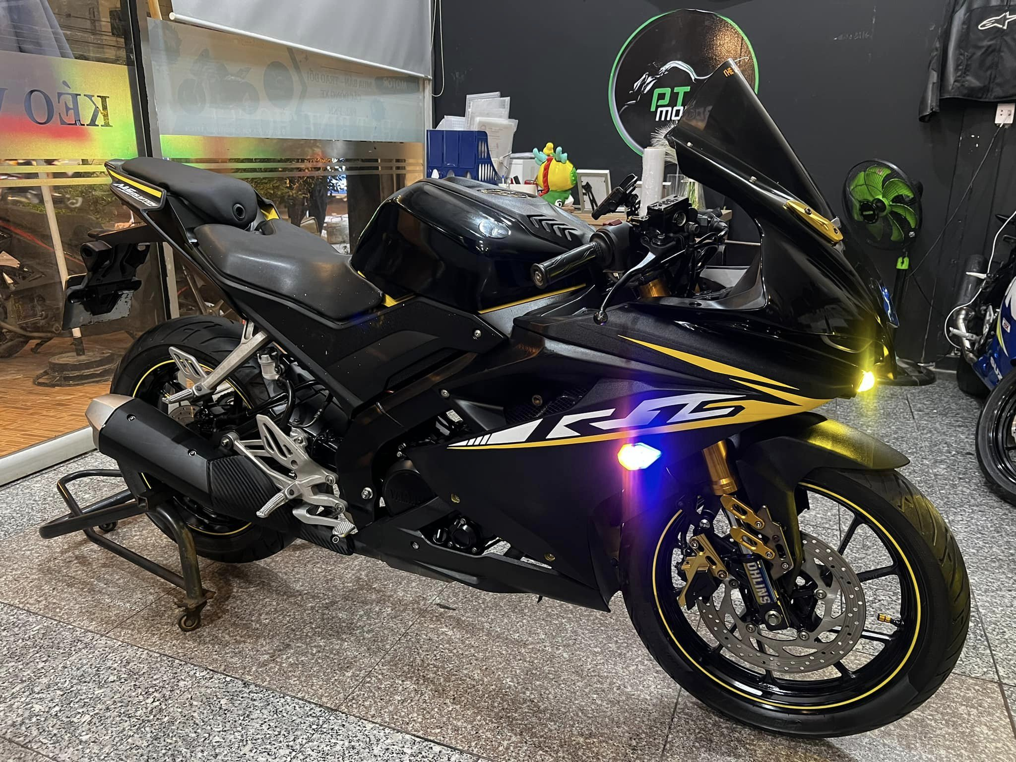 1703213310_51qemwc38tuzf2iq_1703214460-php4ozvym review-chi-tiet-xe-r15-xanh