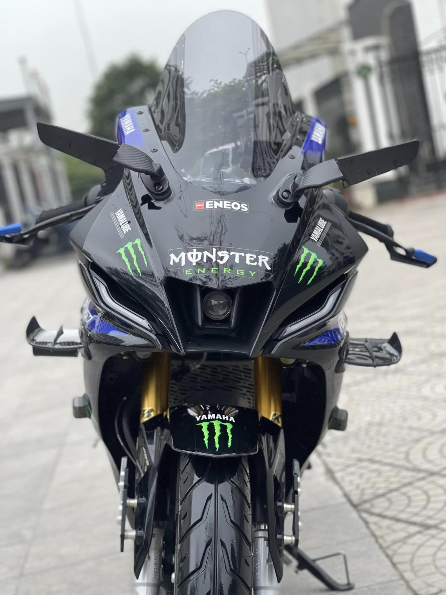 1703467853_so7vjdp0kryzye5s_1703474622-phptcd8hn review-chi-tiet-r15-monster