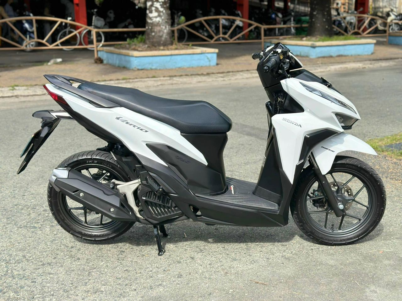 vario-125-2024-co-may-mau