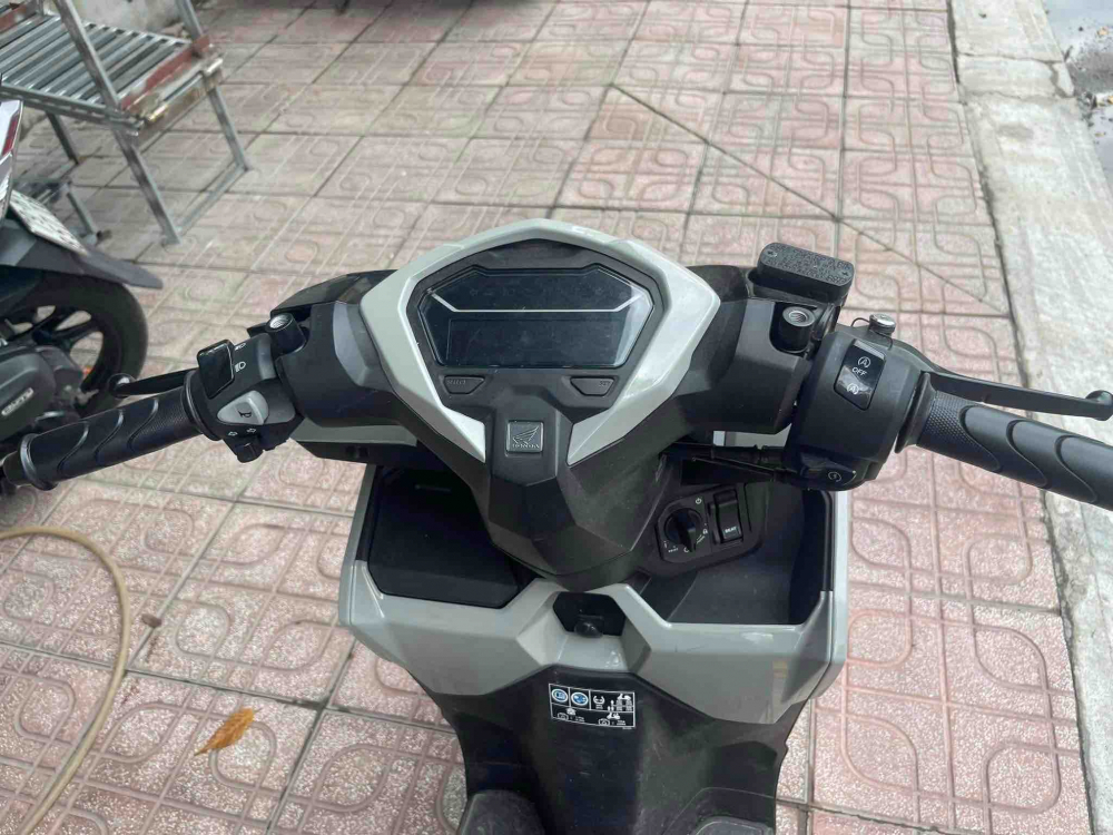 1719227083_skqmxd1ogx8t796l_1719231502-phpxl59lz gia-xe-may-vario-125-2024