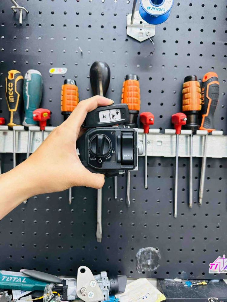 1720169146_wmf0f4pxco2vzb5t_1720178036-phpiyzl0w cach-su-dung-khoa-xe-vision-2024