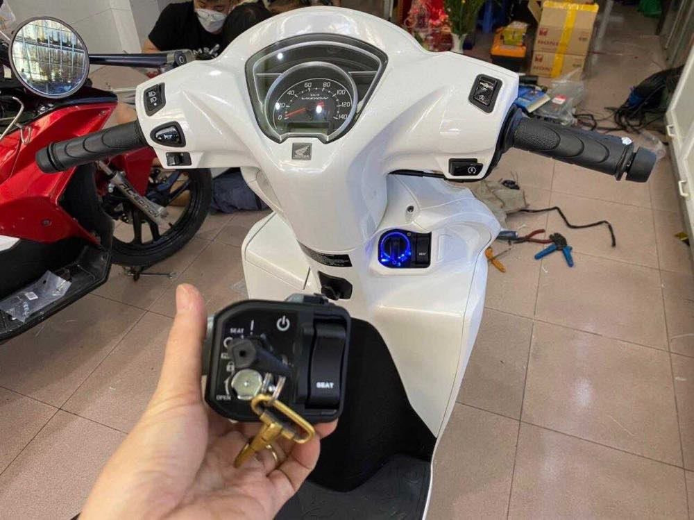 1720169229_8fxnviuudbaawrqz_1720175578-php2nyo6x cach-su-dung-chia-khoa-xe-vision