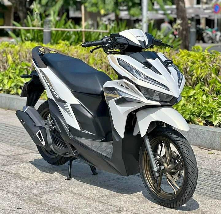 1725002650_9mdbv80jabwycsgr_1725004745-phpmczwp9 thiet-ke-duoi-xe-vario-125-mau-trang