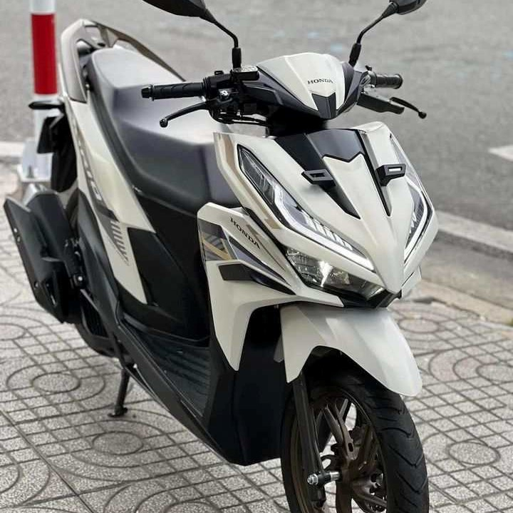 1725002806_jd4chfybxnzkkaro_1725005272-php3uo0ov gia-xe-vario-125-trang-duoc-cap-nhat-trong-nam-2024