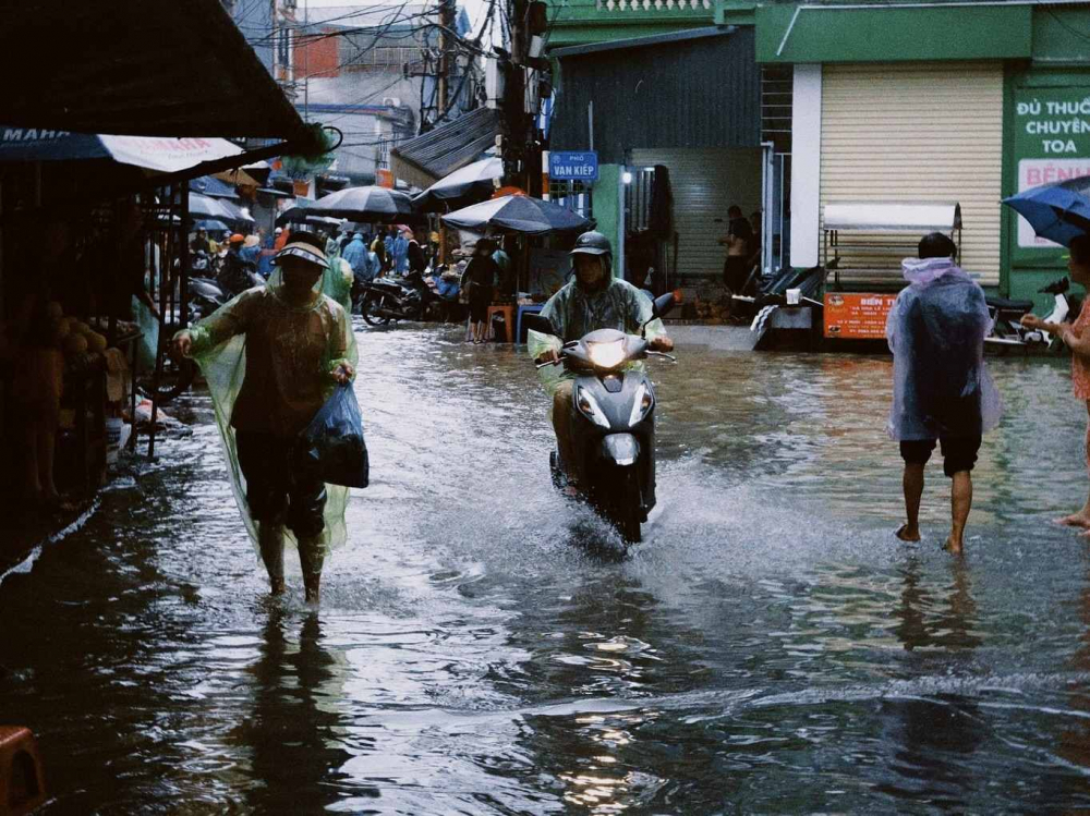 1726115739_zxchvldqlsmasu2r_1726124759-php5j4zds cách di chuyển trên đường ngập nước bằng xe máy