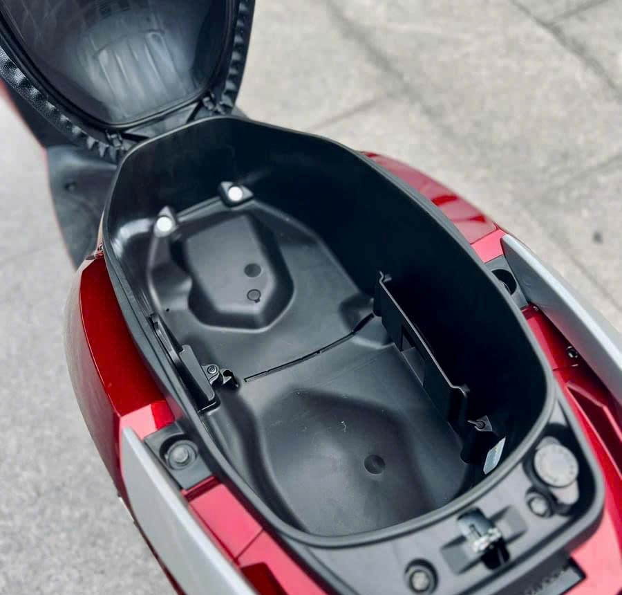 1726507277_gxmvd5sca1fntqck_1726510692-phpxbkqjh cốp xe lead 2025 dung tích 37 lít và được chia thành 2 ngăn cùng đèn chiếu sáng