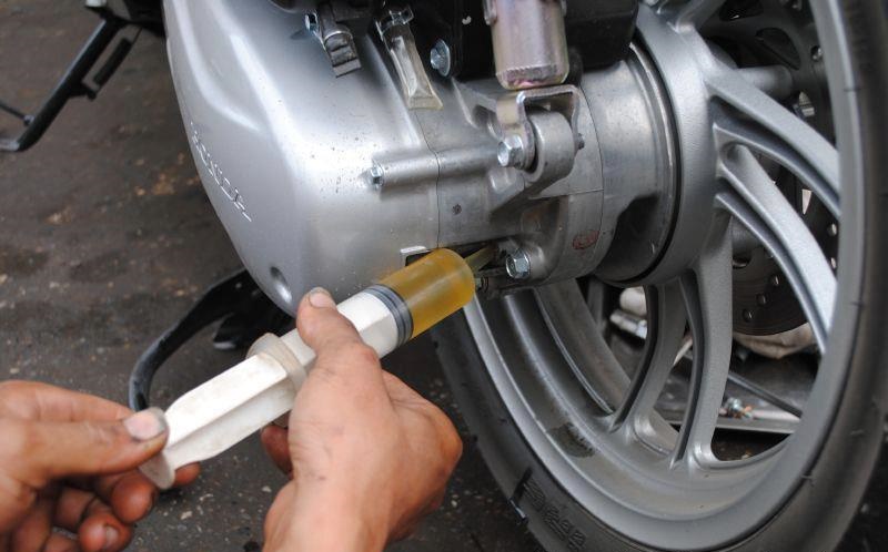 thay-dau-may-dau-hop-so-cho-honda-sh-2012-1220 cong-dung-cua-nhot-lap