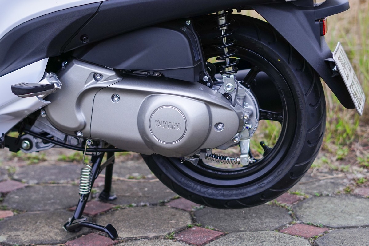 ya9_petj dong-co-manh-me-xe-grande-2024-den-hong